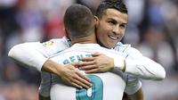 Striker Real Madrid, Karim Benzema, melakukan selebrasi  setelah membobol gawang Malaga, pada pertandingan La Liga, di Santiago Bernabeu, Sabtu (25/11/2017). (AFP/Gabriel Boys).