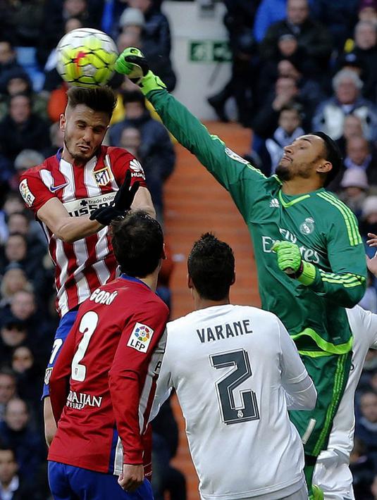 5. Kiper Real Madrid, Keylor Navas, duel udara dengan gelandang Atletico Madrid, Saul Niguez, pada ajang La Liga Spanyol di Stadion Santiago Bernabeu, Sabtu (27/2/2016). Real Madrid takluk 0-1 dari Atletico. (EPA/Ballesteros)