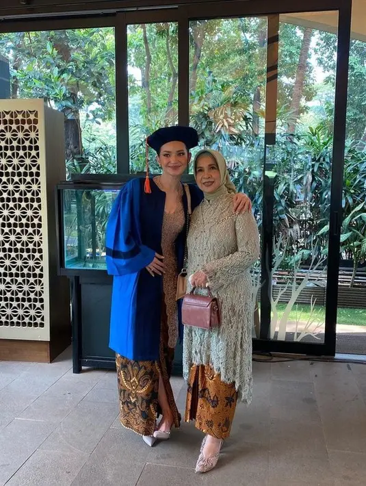<p>Enzy mengaku jika satu terakhir adalah momen tersulit. Lantaran istri Maulana Kasetra ini harus menyelesaikan skripsi, bekerja, dan menyiapkan pernikahan. [Foto: instagram.com/enzystoria]</p>