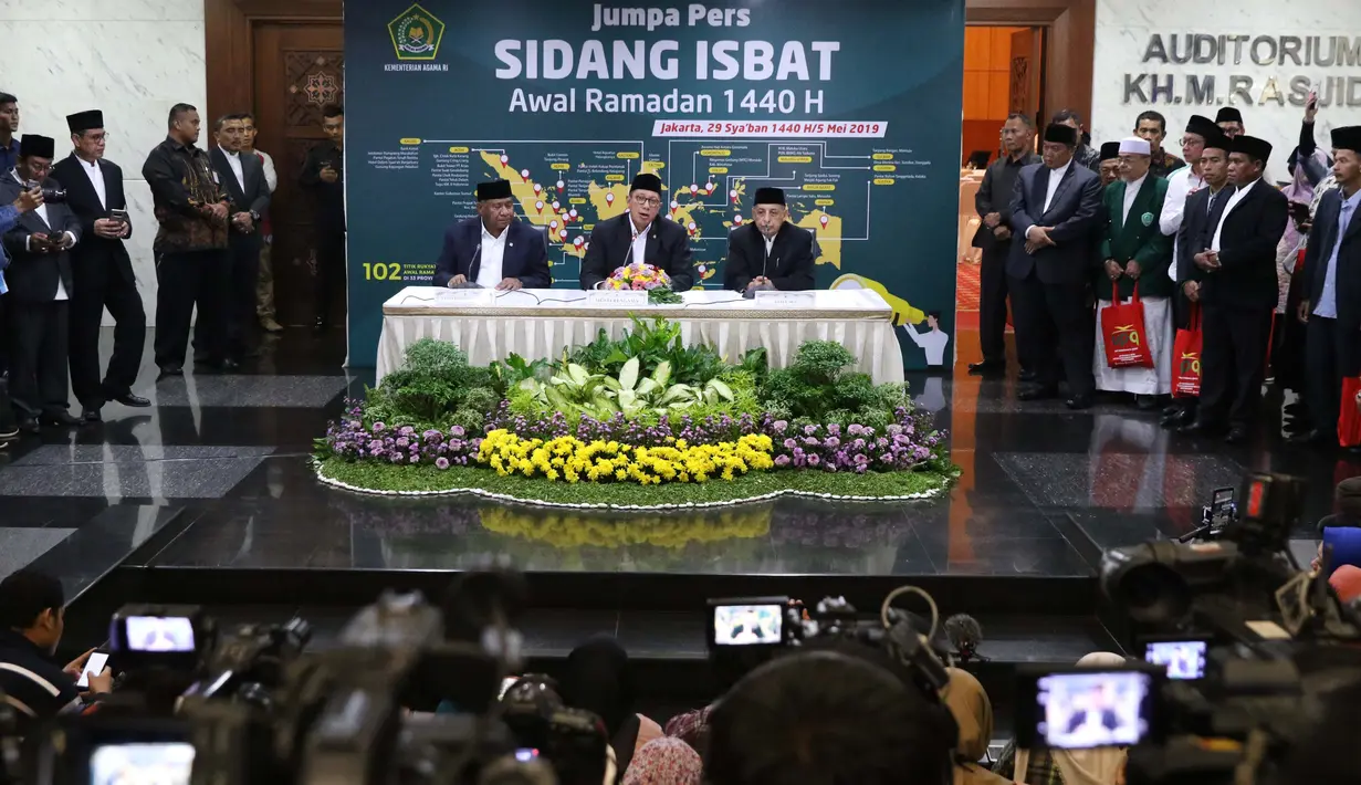 Menteri Agama Lukman Hakim Saifuddin (tengah) didampingi Ketua Komisi VIII Ali Taher (kiri) dan Ketua MUI Abdullah Jaidi (kanan) menyampaikan hasil Sidang Isbat penentuan awal Ramadan 1440 Hijriah di Kementerian Agama, Jakarta, Minggu (5/5/2019). (Liputan6.com/Helmi Fithriansyah)