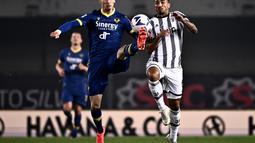 Penyerang Verona, Kevin Lasagna (kiri) berebut bola dengan bek Juventus, Danilo selama pertandingan lanjutan Liga Serie A Italia di stadion Bentegodi di Verona, Jumat (11/11/2022). Juventus menang tipis atas Verona dengan skor 1-0. (AFP/Marco Bertorello)