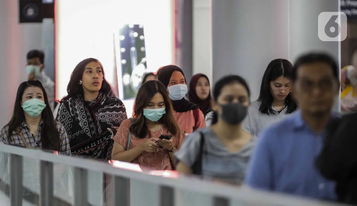 Sejumlah penumpang menggunakan masker saat antre memasuki kereta Mass Rapid Transit (MRT) di Stasiun Bundaran HI Jakarta, Selasa (3/3/2020). Penumpang dengan gejala demam tinggi dilarang masuk dan menggunakan MRT sebagai upaya pencegahan penyebaran virus corona Covid 19. (Liputan6.com/Faizal Fanani)