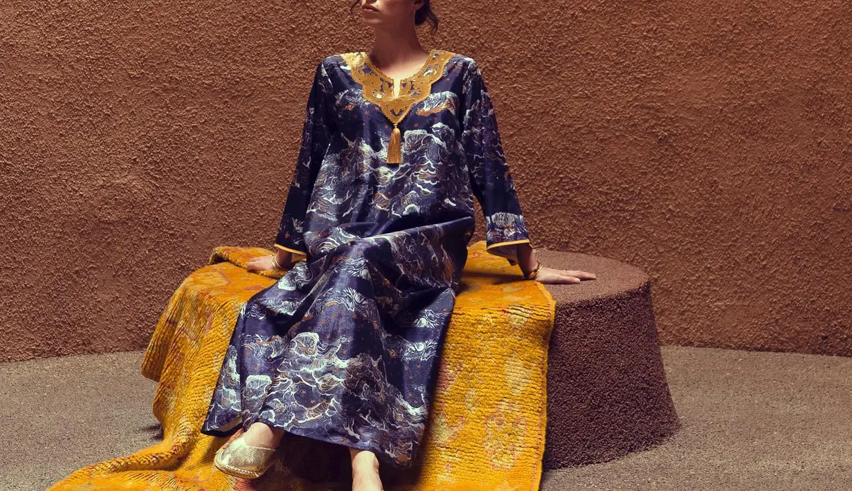 Potongan maxi dress loose yang anggun namun tetap santai (Foto: Instagram @pearladubai)