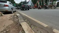 Mobil terparkir di atas trotoar di kawasan Kemang, Jakarta, Kamis (21/2). Pemprov DKI Jakarta berencana menata trotoar di kawasan Kemang, Jakarta Selatan, seperti trotoar di kawasan Jalan Sudirman dan Jalan MH Thamrin. (Liputan6.com/Herman Zakharia)