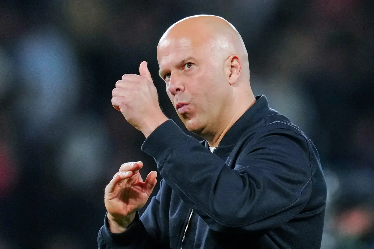 Foto: Gaya Santai Arne Slot Meski Ditaklukkan PSG, Pede Liverpool Bisa Bikin Comeback Lagi di Anfield