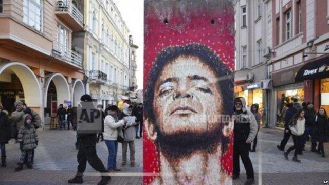 Karya-karya seni eksibisi Art Liberte, eksibisi keliling pertama dalam rangka peringatan 30 tahun runtuhnya tembok Berlin dipamerkan di ruang terbuka Kota Plovdiv, menjelang acara penobatan Plovdiv sebagai Ibu Kota Budaya Eropa (AP)