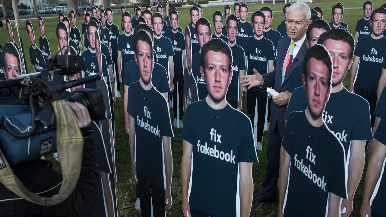 Seratus Potongan Karton Mark Zuckerberg Berjejer di Halaman Gedung Capitol AS