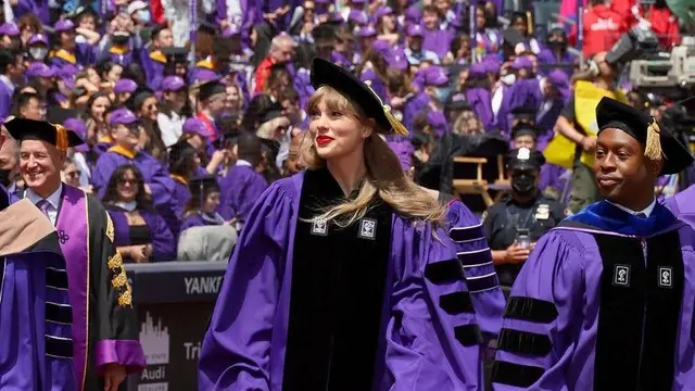 Tampilan Perdana Taylor Swift Pakai Toga di Wisuda NYU, Raih Gelar Doktor Kehormatan
