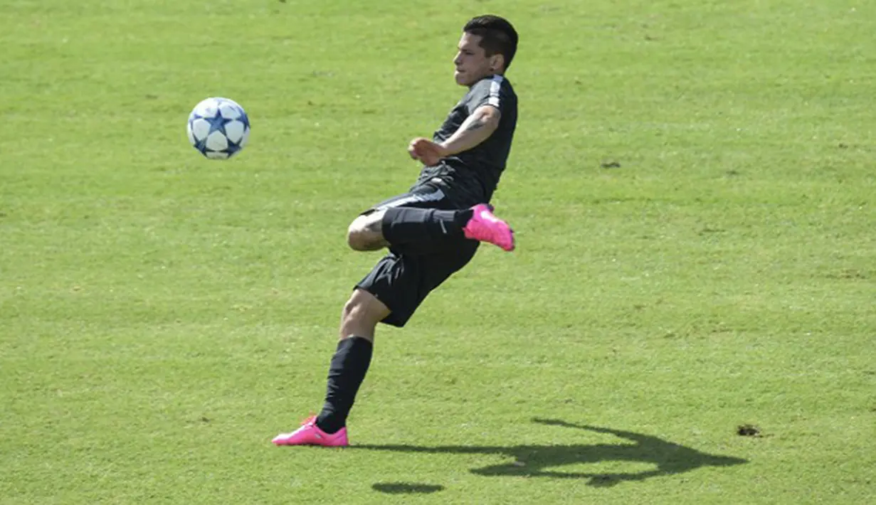 Penyerang AS Roma, Juan Manuel Iturbe menendang bola saat sesi latihan di Trigoria, Roma, Italia (15/9/2015). AS Roma akan menantang Barcelona di leg pertama penyisihan Grup E Liga Champions. (AFP PHOTO/ANDREAS Solaro)