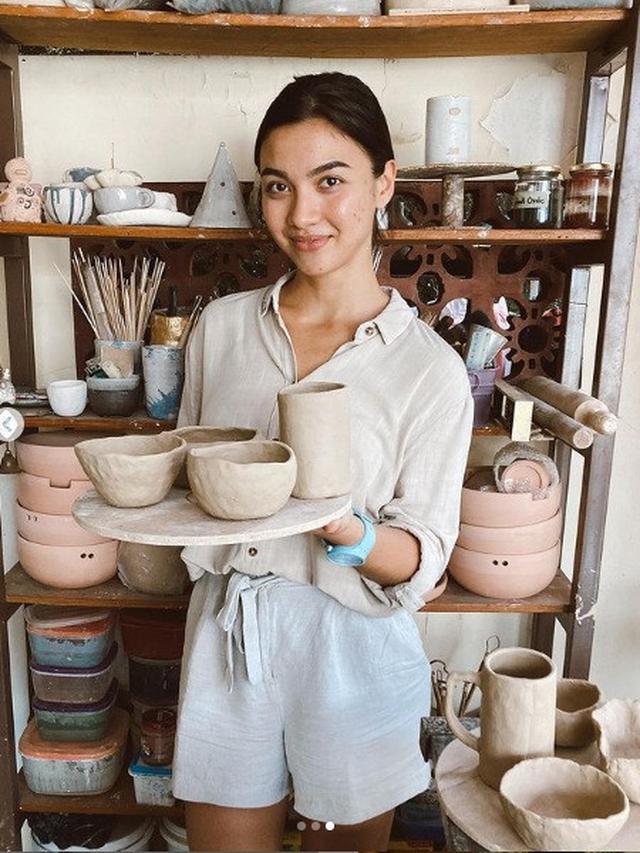 6 Potret Angela Gilsha dan Cut Syifa saat Buat Tembikar, Curi Perhatian