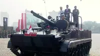 Presiden Jokowi mengecek pasukan dengan menaiki tank saat memimpin Upacara HUT ke-78 TNI. (Foto: Istimewa)