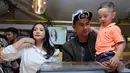 "Rafathar sudah mulai aktif, dia senang berkomunikasi anaknya. Makanya mau disekolahin," Raffi Ahmad melanjutkan. (Deki Prayoga/Bintang.com)