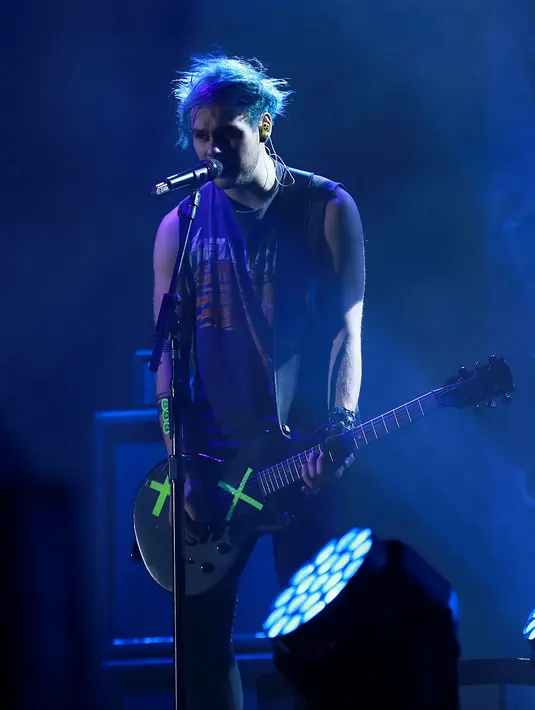 Ribuan penonton memadati konser bertajuk ‘Sounds Live Feels Lives’ ini. Teriakan histeris dari fans kebanyakan remaja terus terdengar membuat suasana makin meriah. (Galih W. Satria/Bintang.com)