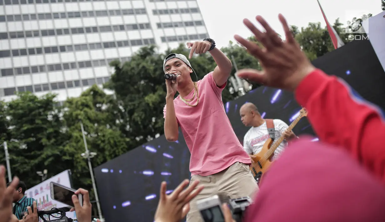 Penampilan grup band RAN saat kegiatan Millenial Road Safety Festival’ di Bundaran HI, Jakarta, Minggu (20/1). Kegiatan Millennial Road Safety Festival tersebut merupakan kampanye keselamatan berlalu lintas. (Liputan6.com/Faizal Fanani)