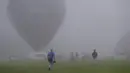 Kabut menyelimuti Bandara Solberg menjelang menjelang Festival Balon QuickChek New Jersey di Kota Readington, New Jersey (28/7). Festival balon udara panas digelar setiap tahun di New Jersey. (AP Photo/Julio Cortez)