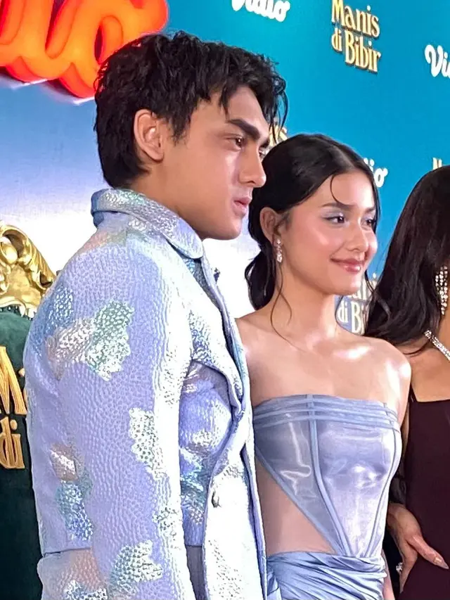 Lazuardy Nasution dan Callista Arum saat sesi foto di red carpet. (Nola Vemiliana/Liputan6.com)