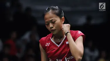 Tunggal putri Indonesia, Fitriani mengepalkan tangan saat melawan Kirsty Gilmour (Skotlandia) pada babak pertama Indonesia Masters 2018 di Istora Senayan, Jakarta, Rabu (24/1). Fitriani unggul 20-22, 21-15, 21-16. (Liputan6.com/Helmi Fithriansyah)