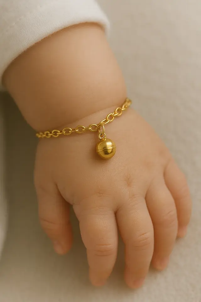 7. Gelang Emas dengan Lonceng Mini