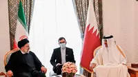 Presiden Iran Ebrahim Raisi (kiri) diterima oleh Emir Tamim bin Hamad Al Thani di Doha, Qatar, Senin (21/2). (AP)