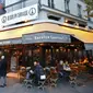 Kafe La Bonne Biere menjadi yang pertama buka sesudah teror Paris bulan lalu. (Reuters)