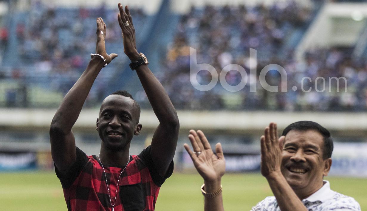 Manajer Persib Bandung, Umuh Muchtar, bersama Makan Konate, menyapa Bobotoh sebelum laga uji coba melawan Bali United di Stadion GBLA Bandung, Jawa Barat, Sabtu (8/4/2017). Kembali ke Bandung, Konate disambut meriah. (Bola.com/Vitalis Yogi Trisna)