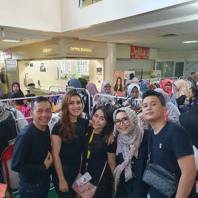 Sudah Diterima Jadi Bagian Keluarga, Ini 6 Potret Kedekatan Pacar Syifa dan Keluarga Ayu Ting Ting