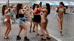 Sejumlah wanita berjoget di sebelah kolam renang selama Arenal Sound Music Festival 2019 di Burriana, Spanyol (31/7/2019). Festival musik  menampung ratusan ribu orang. (AFP Photo/Jose Jordan)
