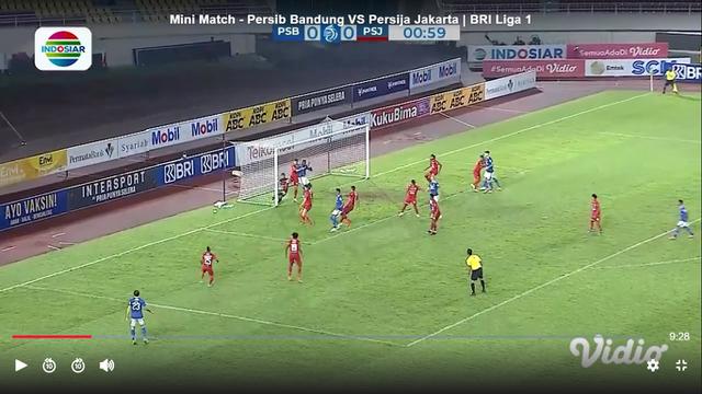 Kejadian tendangan bebas Marc Klok ke gawang Persija.