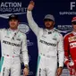 Tiga pebalap yang akan start di posisi depan, Nico Rosberg, Lewis Hamilton, dan Kimi Raikkonen dalam balapan F1 GP Brasil di Sirkuit Interlagos, Minggu (13/11/2016). (AFP/Miguel Schincariol)