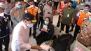 Menteri Perhubungan Budi Karya Sumadi membagikan masker kepada penumpang di Terminal Kampung Rambutan, Jakarta, Kamis (29/10/2020). Budi Karya melakukan edukasi kepada penumpang yang masih banyak menggunakan masker scuba untuk memakai masker medicated atau berlapis. (Dok: Kemenhub)