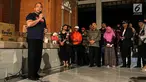 Menteri Desa Pembangunan Daerah Teringgal dan Transmigrasi, Eko Putro Sandjojo memberikan sambutan di kamp pengungsian Gunung Agung UPTD Pertanian, Karangasem, Bali Sabtu (7/7). (Liputan6.com/HO/Hasan)