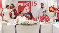 Ketua Umum Partai Gerindra Prabowo Subianto (tengah kiri) berbincang dengan Wakil Ketua Dewan Pembina PSI Grace Natalie saat menyambangi di Kantor DPP PSI, Jakarta, Rabu (2/8/2023). Pertemuan ini membahas silaturahmi kebangsaan dan kedua partai ini dianggap sefrekuensi menghadapi Pemilu 2024. (Liputan6.com/Faizal Fanani)