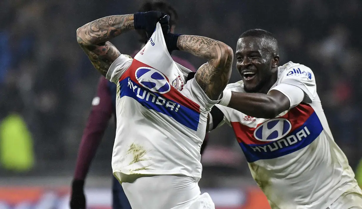 Penyerang Lyon, Memphis Depay melakukan selebrasi usai mencetak gol ke gawang PSG pada lanjutan Liga Prancis di stadion Grupama, Decines-Charpieu (21/1). Lyon menang 2-1 atas PSG. (AFP Photo/Jeff Pachoud)