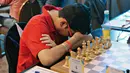 Seorang pemain catur remaja bersiap sebelum mengikuti Kejuaraan Catur Remaja Dunia 2017-FIDE di Montevideo (25/9). Kejuaraan catur dunia ini diikuti oleh 400 pemain catur yang berusia dari 9 sampai 18 tahun. (AFP Photo/Panta Astiazaran)