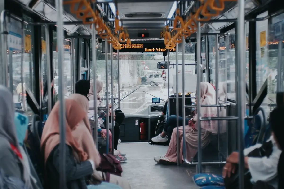 Diciduk Petugas Transjakarta, Pelaku Mesum di KRL Kini Ditahan Polisi