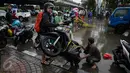 Sejumlah kendaran mengalami mogok usai memaksakan melintas air banjir di jalan Gunung Sahari menuju Ancol, Jakarta, Selasa (21/2). Hujan deras sejak malam tadi, membuat sejumlah wilayah Jakarta tergenang air banjir. (Liputan6.com/Faizal Fanani)