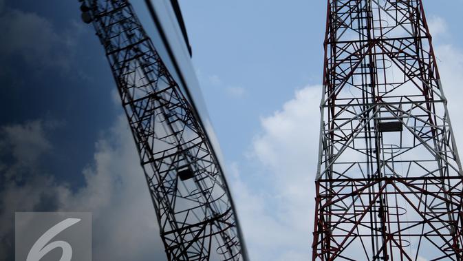 Menara di kawasan Lembang, Bandung, (2/11/2015). Pemerintah melalui kementerian komunikasi dan informatika menargetkan untuk seluruh operator provider melakukan penataan ulang (refarming) pada tanggal 23 november 2015. (Liputan6.com/Yudha Gunawan)