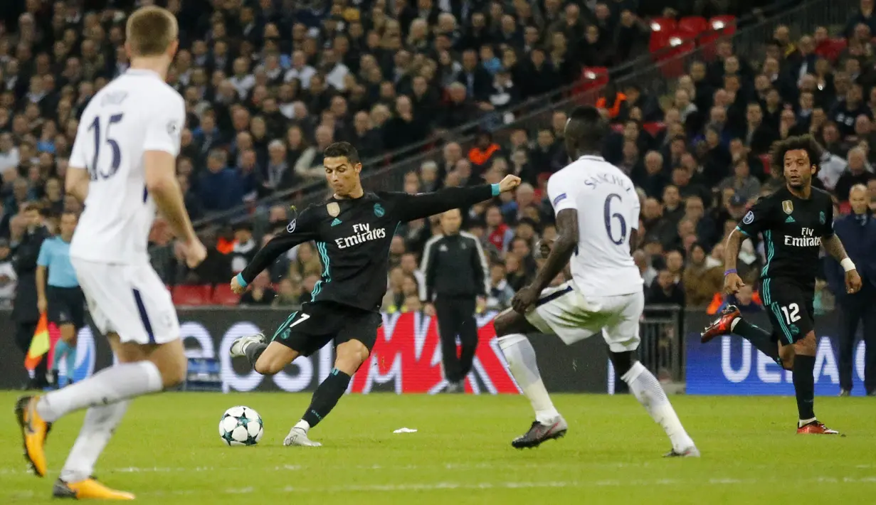 Striker Real Madrid, Cristiano Ronaldo, melepaskan tendangan ke gawang Tottenham Hotspur pada Liga Champions di Stadion Wembley, London, Rabu (1/11/2017). Tottenham Hotspur menang 3-1 atas Real Madrid. (AP/Frank Augstein)