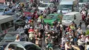 Para pengendara motor mendominasi pada jam sibuk di sebuah jalan di ibu kota Vietnam, 4 Juli 2017. Jalan-jalan di Hanoi diperkirakan disesaki oleh enam juta sepeda motor dalam tiga tahun ke depan, menurut pemerintah kota. (AFP PHOTO/HOANG DINH Nam)