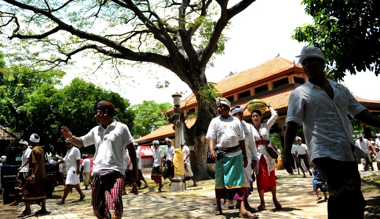 Suasana Keramaian umat Hindu sebelum berdoa selama perayaan Kuningan di sebuah pura di Pulau Serangan, Denpasar, Bali, Sabtu (20/2). Kuningan merupakan hari terakhir dari perayaan Galungan. (AFP PHOTO/SONNY Tumbelaka)