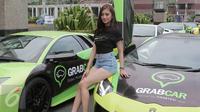Model berpose di taxi mewah lamborghini saat peluncuran GrabCar, Jakarta, Rabu (21/10/2015). GrabCar menyediakan layanan gratis 10 supercar mewah pada 24-25 Oktober 2015 dan 31 Oktober–1 November 2015.. (Liputan6.com/Angga Yuniar)