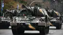 Kendaraan militer Yunani meramaikan parade memperingati Hari Kemerdekaan di Athena, Minggu (25/3). Parade ini menandai dimulainya perang yang dilancarkan Yunani untuk memperoleh kemerdekaan dari kesultanan Utsmaniyah pada tahun 1821. (AP/Yorgos Karahalis)