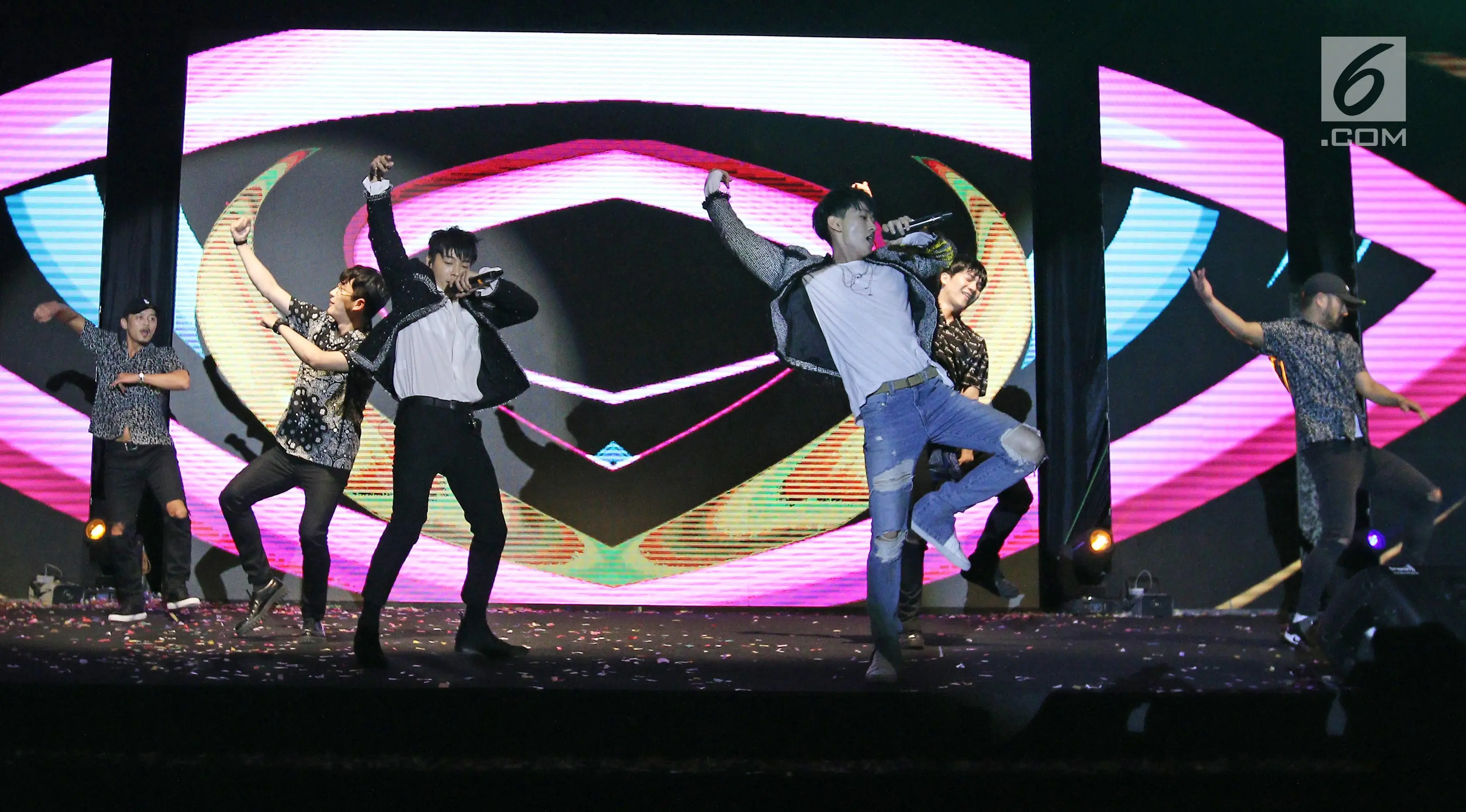 Penampilan Super Junior Donghae dan Eunhyuk saat Konser di Korea Brand Entertainment & Expo (KBEE) 2017 di Gandaria, Jakarta, Senin (4/9). Boyband Super Junior D & E membawakan 4 lagu dalam membuka KBEE 2017. (/Herman Zakharia)