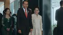 <p>Peresmian pernikahan Kevin Sanjaya dan Valencia Tanoesoedibjo di Indonesia mengundang saksi yang luar biasa. Bukan sembarang tamu undangan, saksi pernikahan keduanya di Indonesia adalah Presiden Jokowi dan Menteri Pertahanan RI Prabowo Subianto. Foto: Instagram.</p>