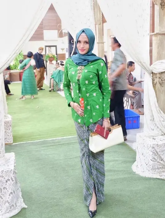 Calon istri Gubernur Kalteng Sugianto Sabran, Yulistra Ivo berpose saat mengahadiri sebuah resepsi temannya. Kabarnya Yulistra Ivo sangat mengagumi sosok Sugianto Sabran. (instagram/yuliastraivo)