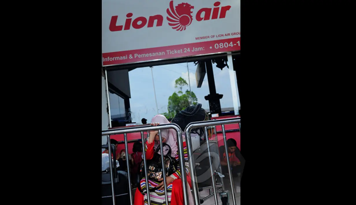 Ratusan calon penumpang Lion Air terlantar di Terminal 1B Bandara Soekarno Hatta. Seorang perempuan sedang duduk menunggu keberangkatan yang tertunda di Terminal 1B Soetta, Tangerang, Jumat (20/2/2015). (Liputan6.com/Faisal R Syam)