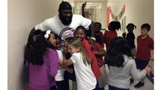 Kimbo Slice saat mengunjungi anak-anak seolah Liberty, Selain menjadi atlet MMA Kimbo juga bermain dalam beberapa film Hollywood salah satunya adalah Circle Of Pain tahun 2010. (Bola.com/ Twitter/Kimbo Slice)
