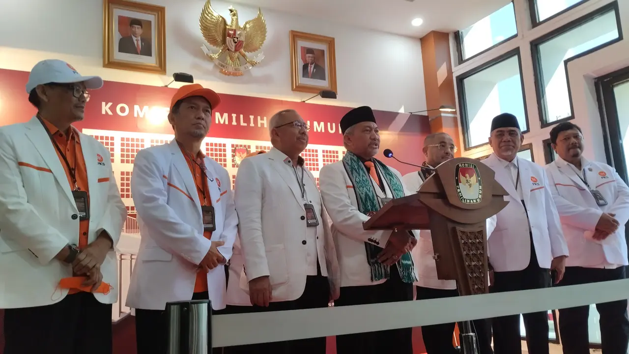 PKS saat mendaftar sebagai peserta Pemilu 2024 di kantor KPU, Jakarta, pada hari pertama pendaftaran, Senin (1/8/2022)