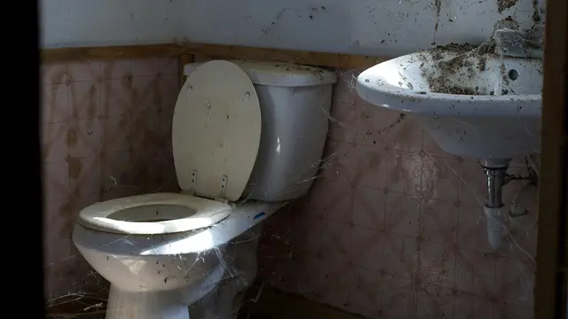Kondisi Kamar Mandi Kotor dan Tidak Terurur