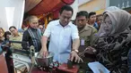 Menteri Perdagangan Rachmat Gobel mengunjungi Pasar Meruya Ilir, Jakarta Barat, Selasa (25/11/2014). (Liputan6.com/Herman Zakharia)